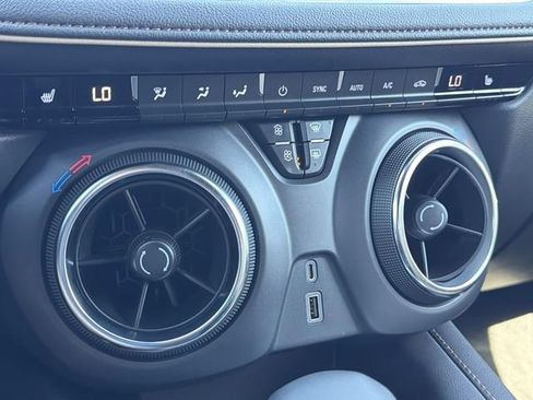 Used 2022 Chevrolet Blazer Premier FWD image 32