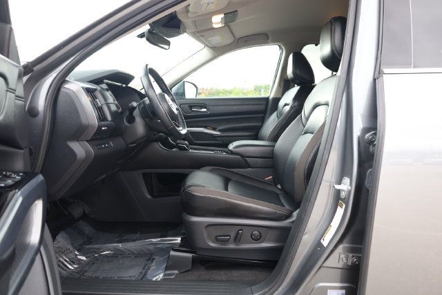 Used 2024 Nissan Pathfinder SL AWD/4WD image 12