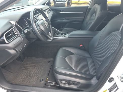 Used 2020 Toyota Camry SE w/ Sunroof Package image 9