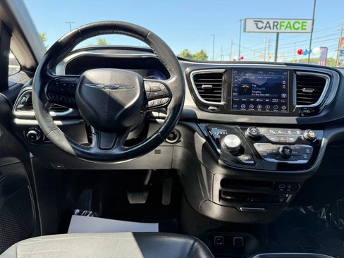 Used 2019 Chrysler Pacifica Touring-L Plus w/ Advanced Safetytec Group image 39