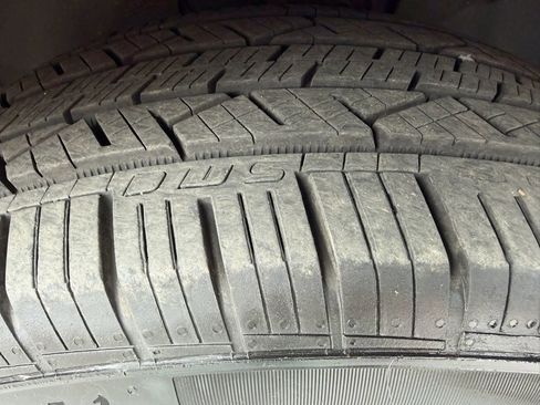 Used 2018 Ford Explorer XLT w/ Equipment Group 202A AWD/4WD image 31