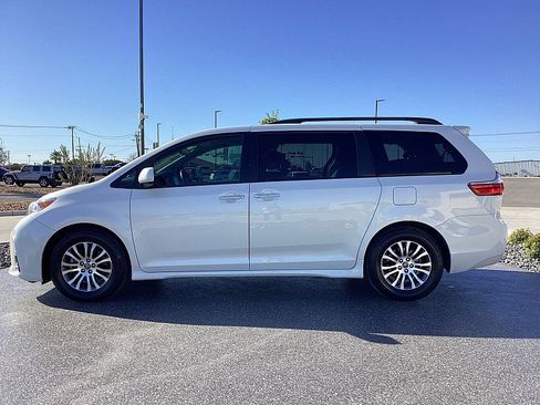 Used 2018 Toyota Sienna XLE w/ XLE Navigation Package image 8