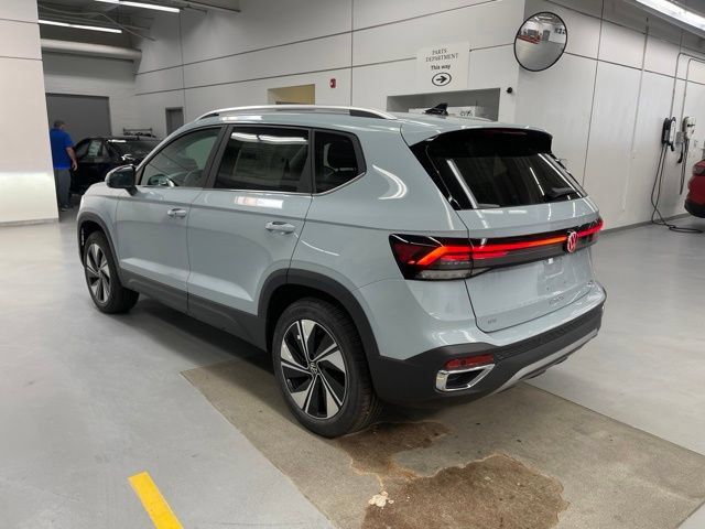 New 2027 Volkswagen Taos SE AWD/4WD image 2