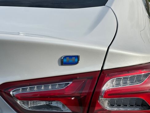 Used 2019 Chevrolet Malibu Hybrid w/ Leather Package image 31