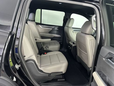 Used 2026 GMC Acadia Elevation w/ Elevation Premium Package FWD image 22