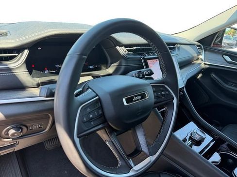 Certified 2023 Jeep Grand Cherokee Limited w/ Luxury Tech Group II AWD/4WD image 15