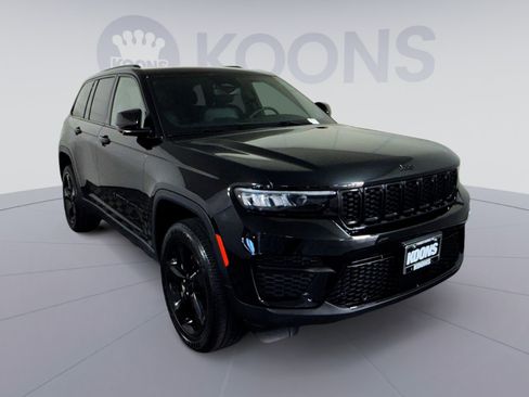 Used 2023 Jeep Grand Cherokee Altitude AWD/4WD image 10