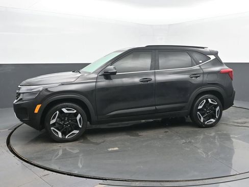 Used 2025 Kia Seltos SX w/ SX Sunroof Package image 2