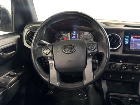 Used 2017 Toyota Tacoma TRD Sport image 17