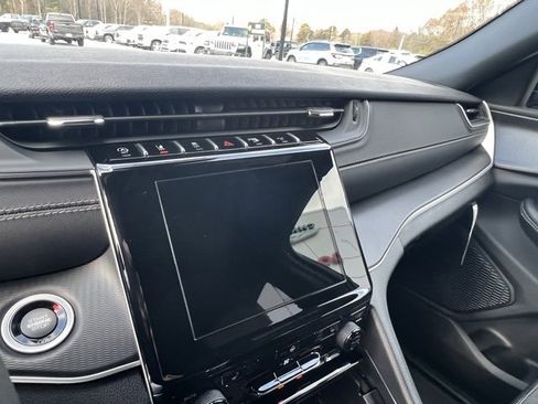 New 2025 Jeep Grand Cherokee L Altitude image 18