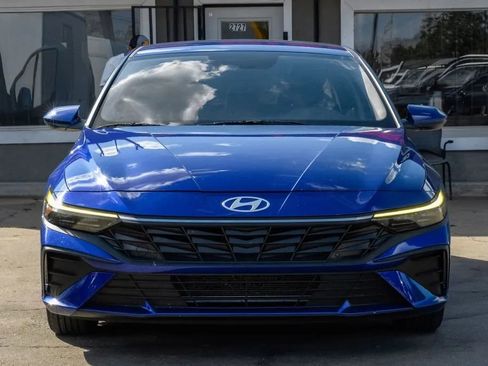 Used 2025 Hyundai Elantra SE FWD image 7