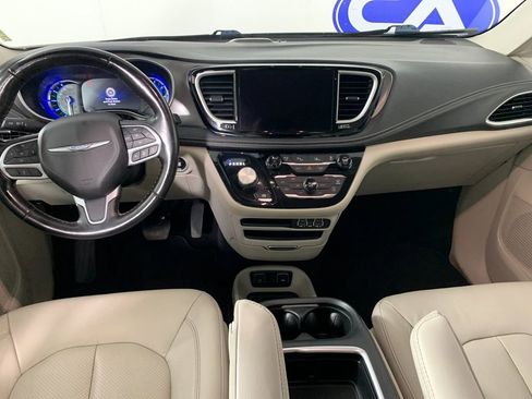 Used 2021 Chrysler Pacifica Touring-L FWD image 26