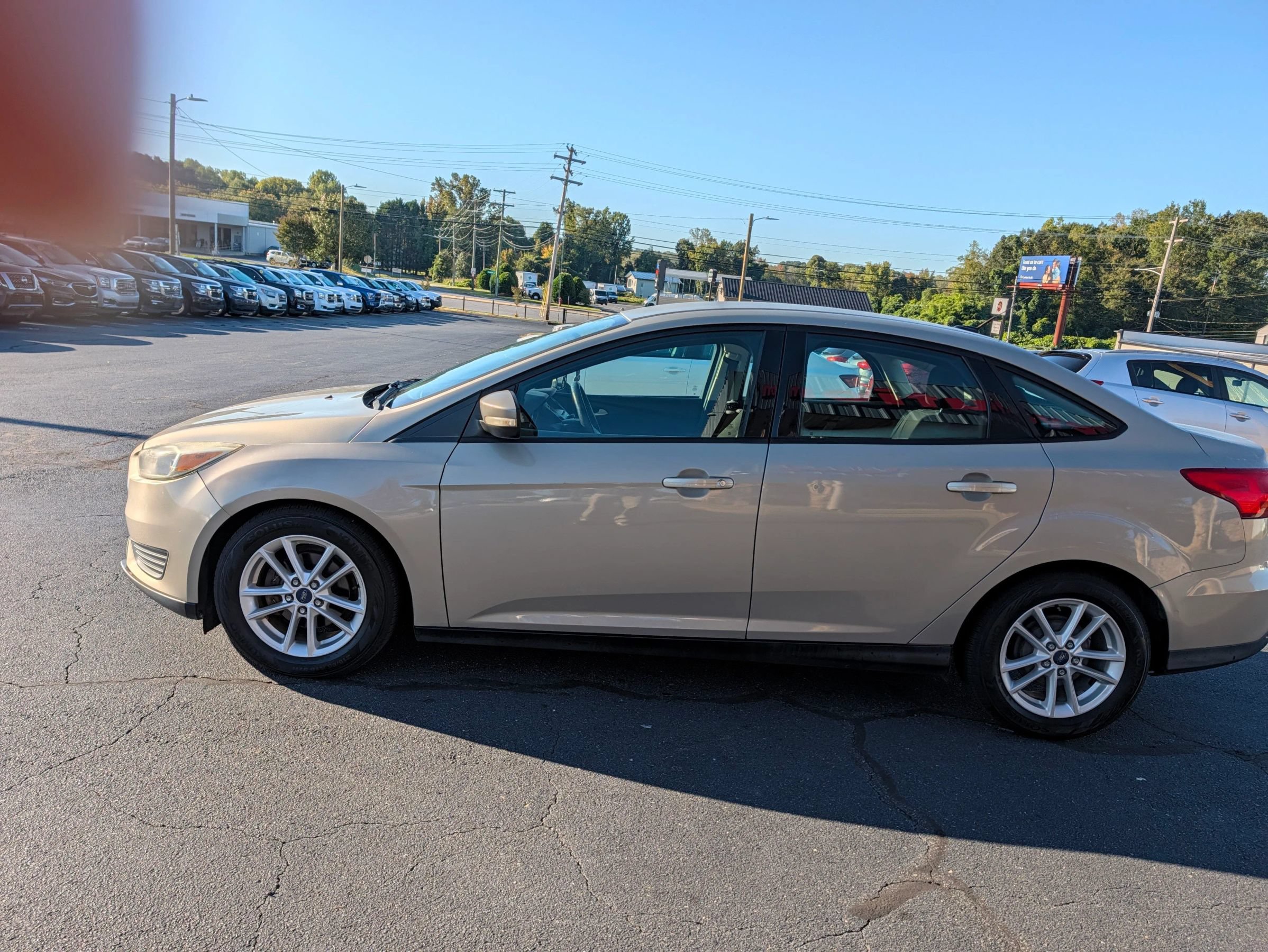Used 2015 Ford Focus SE w/ SE Cold Weather Package FWD image 4
