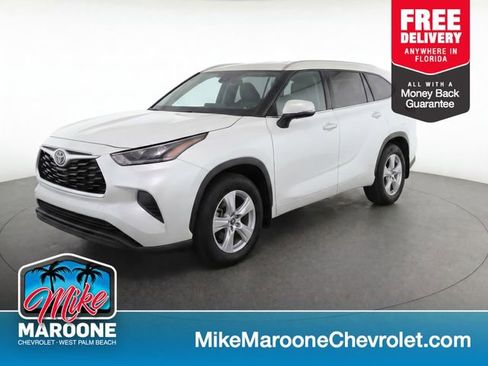Used 2022 Toyota Highlander L FWD image 1