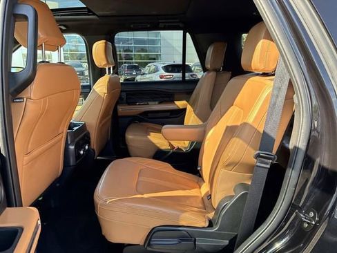 Used 2022 Ford Expedition Platinum image 3