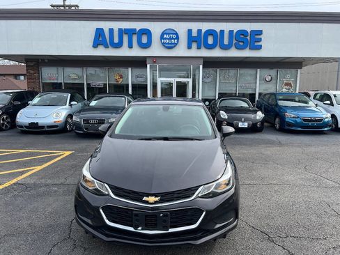 Used 2017 Chevrolet Cruze LT image 2