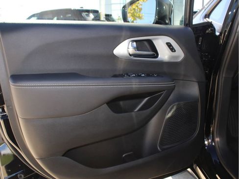 New 2026 Chrysler Pacifica Limited w/ S Appearance Package image 9