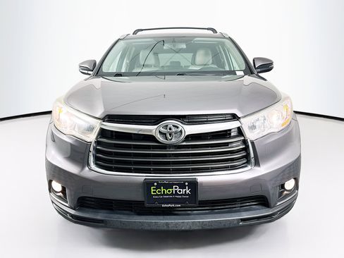 Used 2016 Toyota Highlander XLE image 2