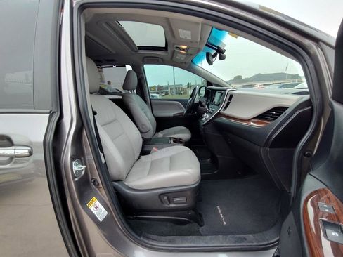 Used 2017 Toyota Sienna Limited Premium FWD image 44