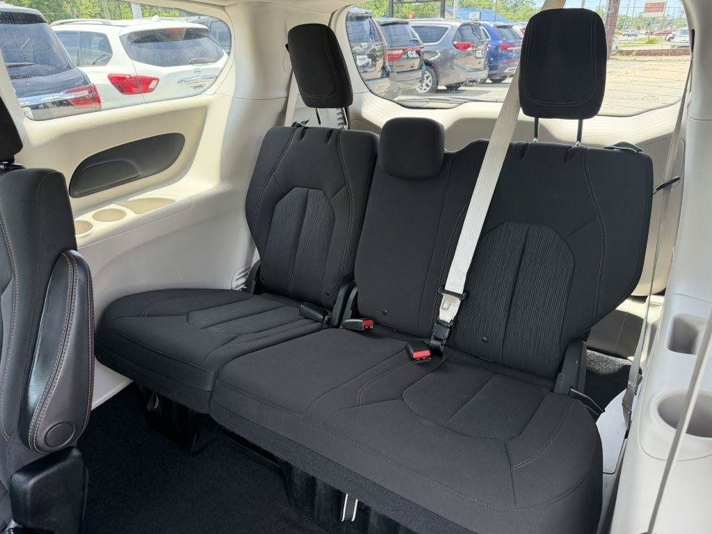 Used 2017 Chrysler Pacifica Touring FWD image 14