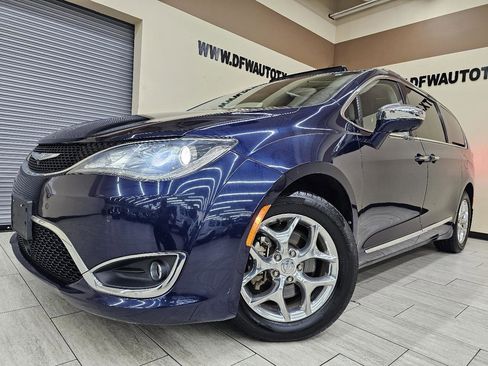 Used 2017 Chrysler Pacifica Limited FWD image 1