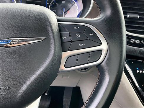 Used 2017 Chrysler Pacifica Touring-L image 19