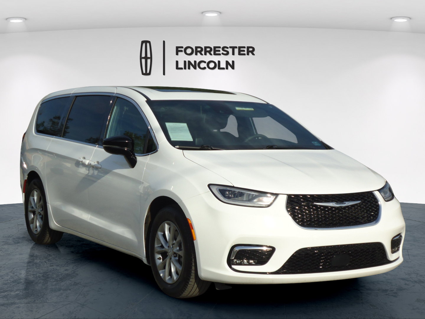 Used 2026 Chrysler Pacifica Limited FWD image 1