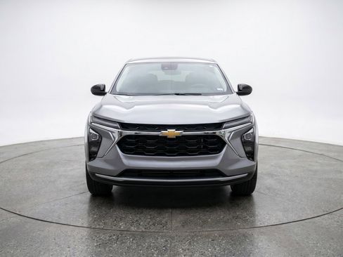 Used 2025 Chevrolet Trax LT FWD image 2