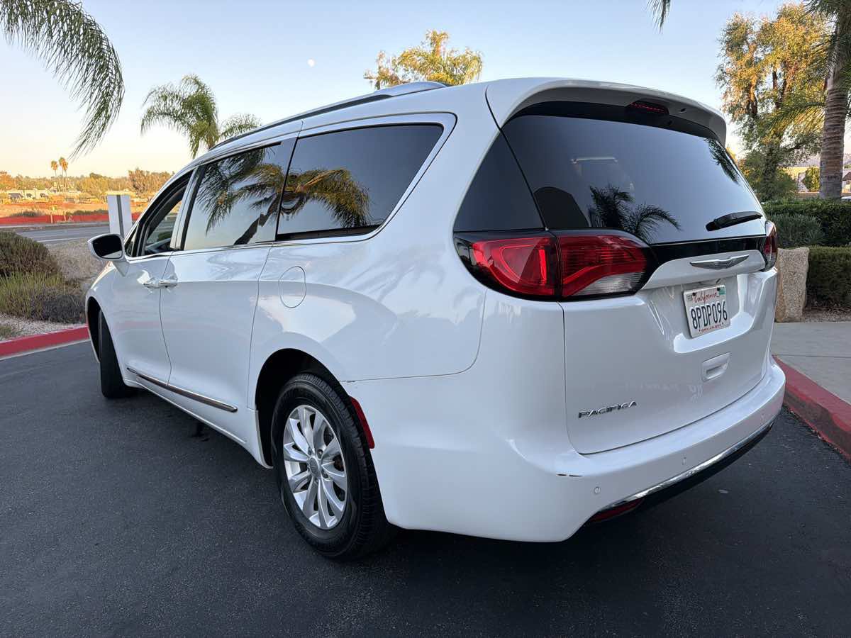 Used 2019 Chrysler Pacifica Touring-L FWD image 15