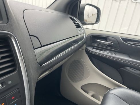 Used 2015 Dodge Grand Caravan SXT image 27
