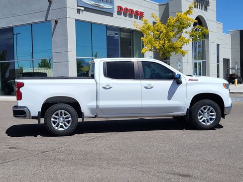 Used 2022 Chevrolet Silverado 1500 LT w/ Z71 Off-Road Package AWD/4WD image 4