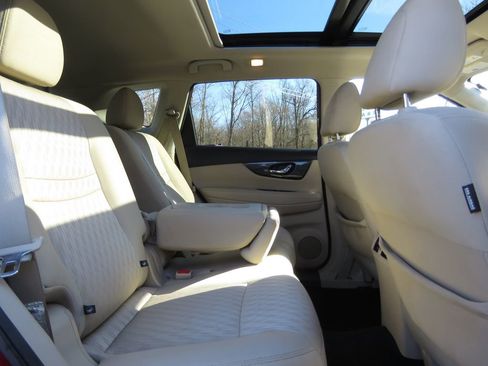 Used 2018 Nissan Rogue SV w/ Sun & Sound Touring Package image 16