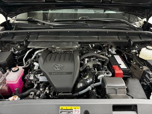 Used 2024 Toyota Highlander XLE AWD/4WD image 10