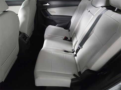 Used 2018 Volkswagen Tiguan SE w/ Panoramic Sunroof Package image 15
