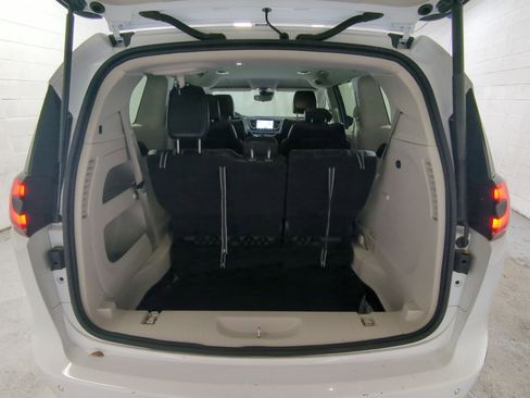 Certified 2024 Chrysler Pacifica Touring-L image 20