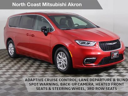 Used 2025 Chrysler Pacifica Select