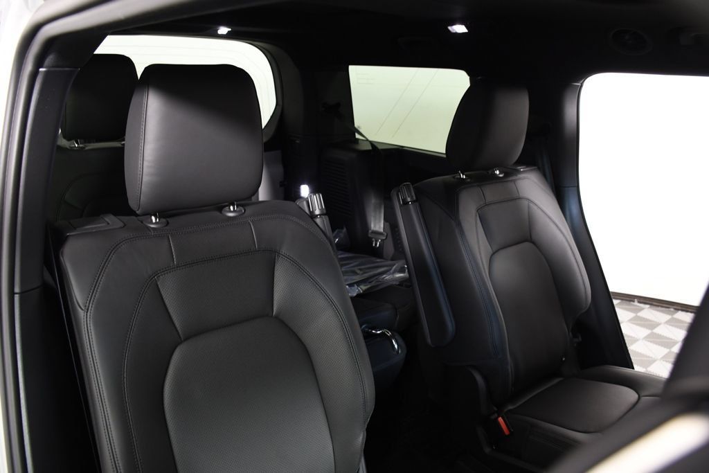 New 2026 Land Rover Defender 130 X-Dynamic SE AWD/4WD image 23