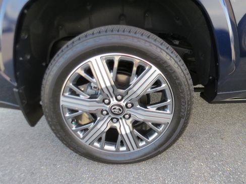 Used 2025 Toyota Sequoia Capstone AWD/4WD image 10