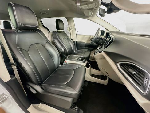 Used 2024 Chrysler Pacifica Touring-L FWD image 30