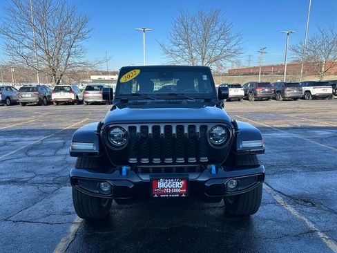 Used 2022 Jeep Wrangler Unlimited Sahara image 2