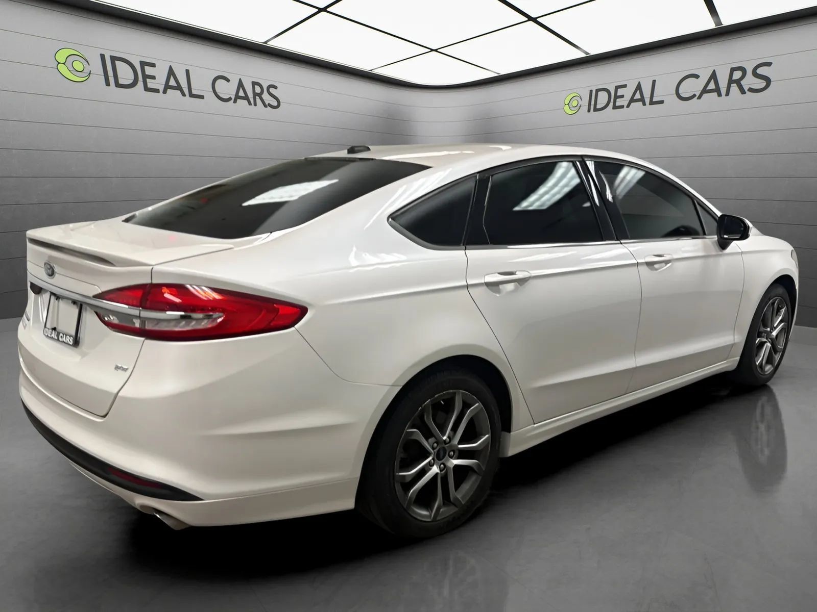 Used 2017 Ford Fusion SE w/ Equipment Group 201A FWD image 5