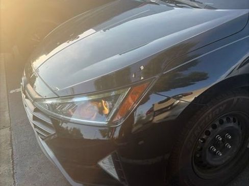 Used 2019 Hyundai Elantra SE w/ Cargo Package FWD image 2