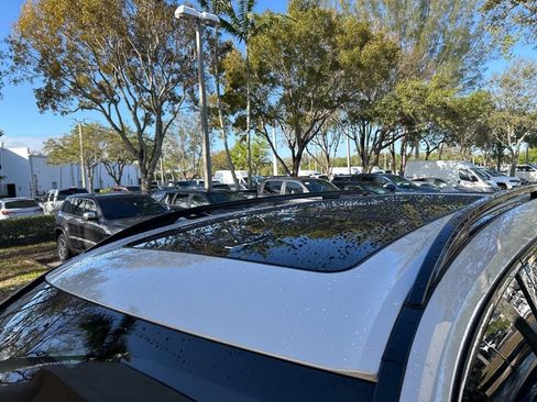 Used 2022 BMW X7 xDrive40i w/ M Sport Package image 17