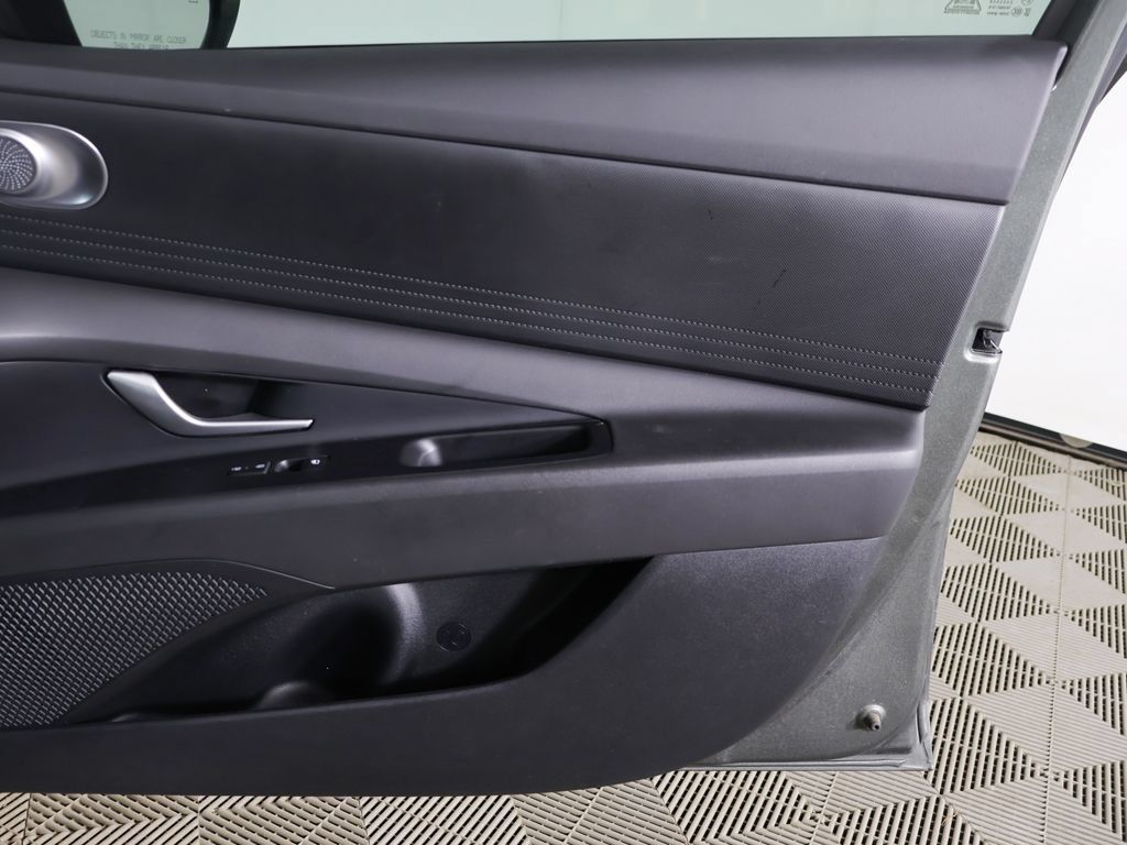 Used 2024 Hyundai Elantra SEL FWD image 19