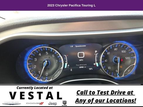 Used 2023 Chrysler Pacifica Touring-L image 19
