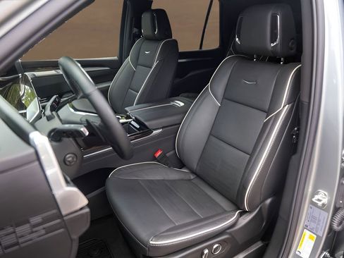 Certified 2025 Cadillac Escalade Premium Luxury AWD/4WD image 7