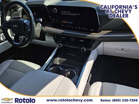 Used 2025 Chevrolet Suburban Premier RWD image 8