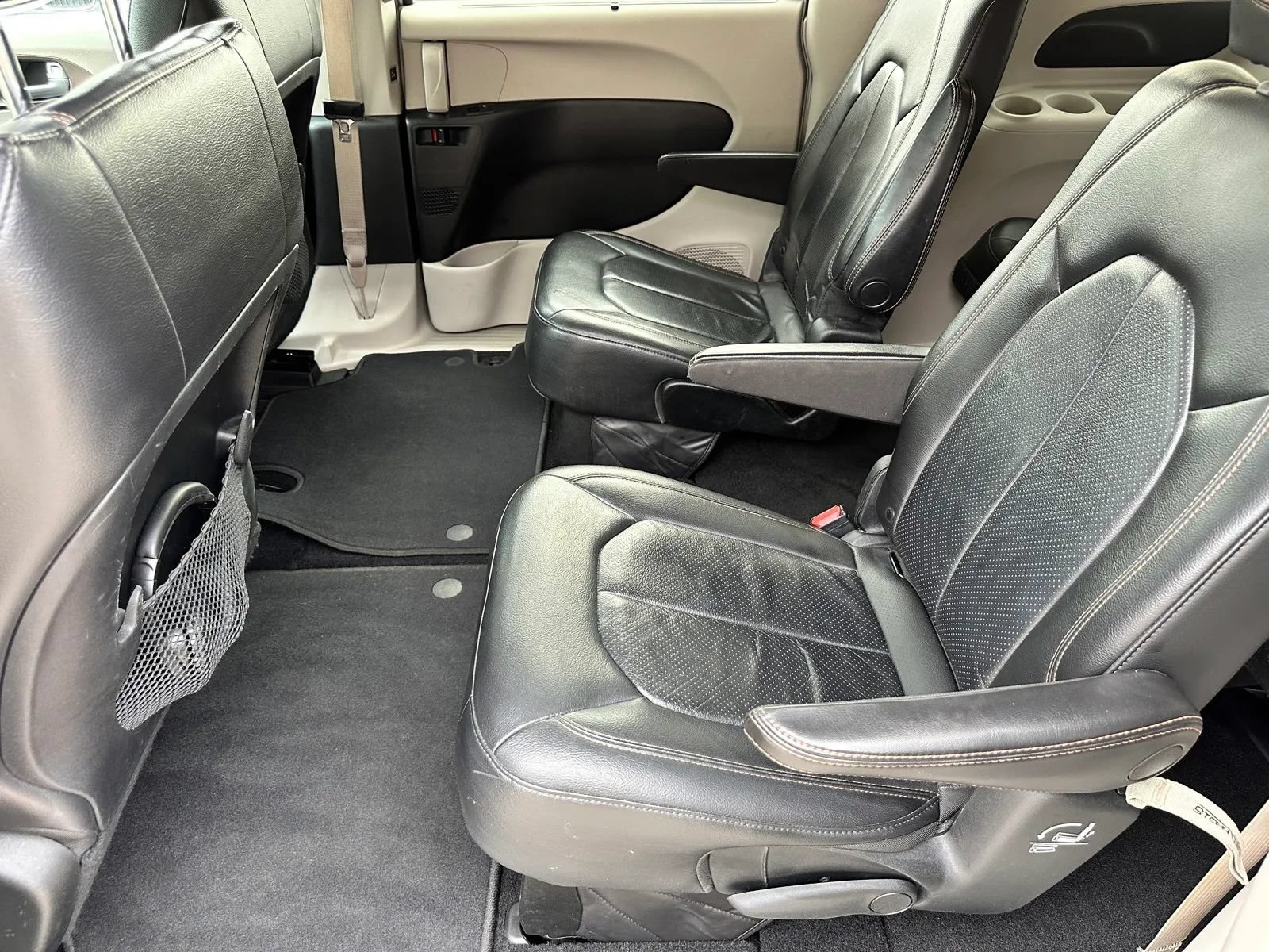 Used 2018 Chrysler Pacifica Touring-L FWD image 18