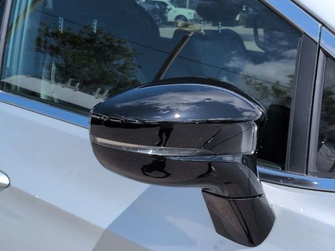 Used 2026 Chrysler Pacifica Select FWD image 12
