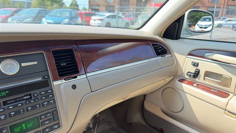 Used 2005 Lincoln Town Car Signature Limited RWD image 31